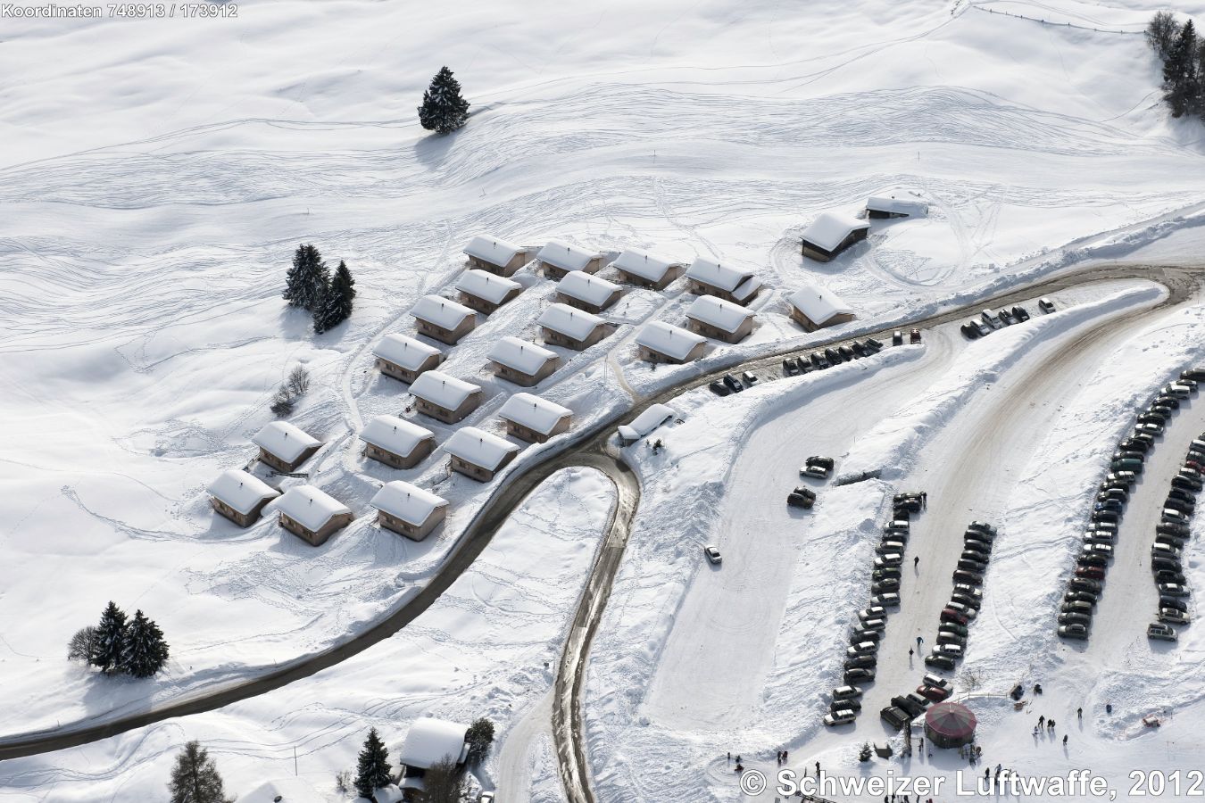 Ferien-Siedlung Aclas mit 26 allein stehenden 3,5-Zimmer-Häusern südlich des Dorfes Ober-Urmein auf dem Heinzenberg, Position 2'749'017.77, 1'173'558.74. Die Feriensiedlung wurde 2008 eröffnet, und bereits im darauffolgenden Jahr erzielte das Ressort eine Auslastung von 65% im Winter und 60% im Sommer mit total 13'000 Übernachtungen.